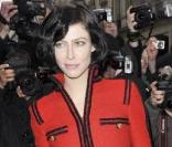 Anna Mouglalis parfaite avec sa veste colorée et son pantalon qui prend le large  