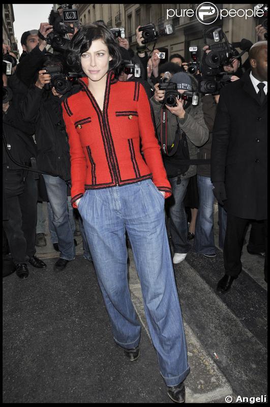 Anna Mouglalis parfaite avec sa veste colorée et son pantalon qui prend le large  
