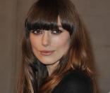 Keira Knightley parfaite en jupe taille haute chez Chanel 