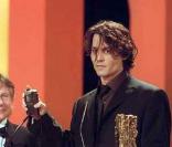 La même année, quand il reçoit un César d'honneur, Johnny Depp trouve une astuce pour ne pas faire un discours incompréhensible en français comme Clint Eastwood en 1998 : faire un message préenregistré ! Un must ! 