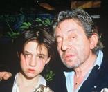 C'est dans son plus beau costume de Gainsbarre que Serge Gainsbourg embrasse sa fille Charlotte, qui reçoit le César du meilleur espoir féminin pour 