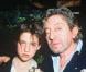 C'est dans son plus beau costume de Gainsbarre que Serge Gainsbourg embrasse sa fille Charlotte, qui reçoit le César du meilleur espoir féminin pour "L'Effrontée" en 1986.