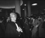 Autre maladresse : en 1982, Simone Signoret fait un mauvais pas et trébuche dans les bras du citizen Orson Welles, alors président de la cérémonie : le choc de deux titans !
