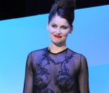 Laetitia Casta rend hommage à Yves Saint Laurent en portant l'une de ses créations audacieuses et transparentes lors des César 2010 