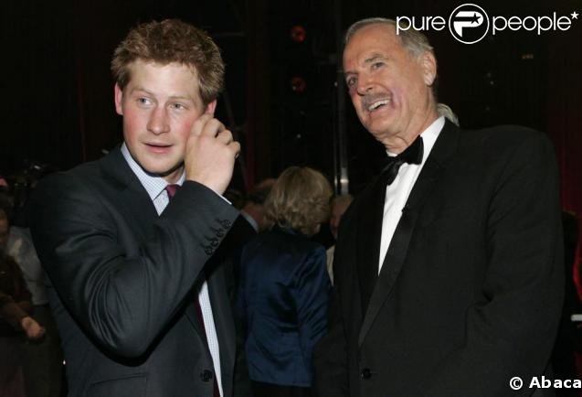 John Cleese, ici avec le Prince Harry 
