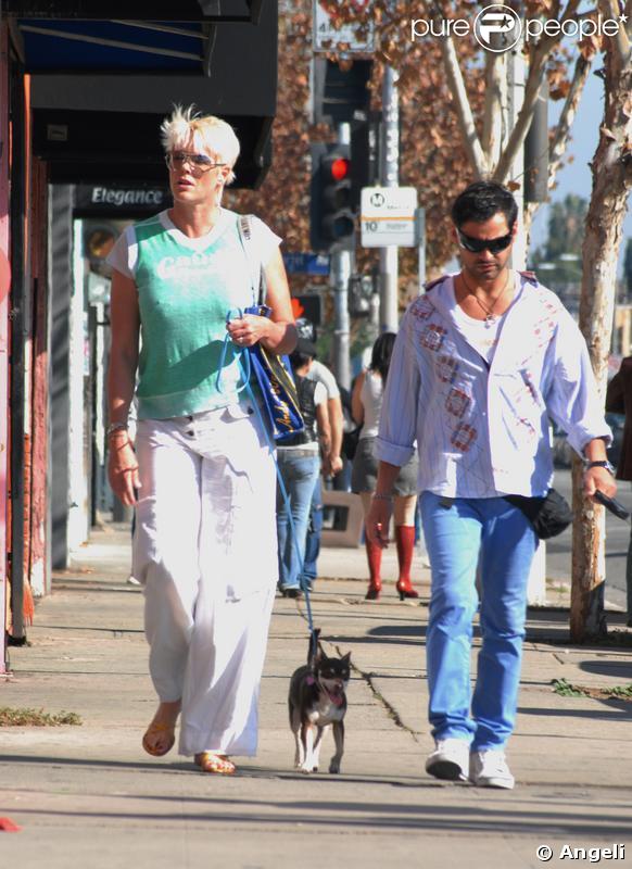 Brigitte Nielsen accompagnée de Woofy et de son cinquième mari, Mattia Dessi
