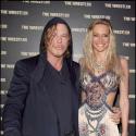 Mickey Rourke sort sa nouvelle conquête pour la première parisienne de "The Wrestler" !