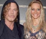 Première de The Wrestler au Gaumont Marignan, sur les Champs-Elysées : Mickey Rourke et sa compagne Céline
