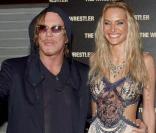 Première de The Wrestler au Gaumont Marignan, sur les Champs-Elysées : Mickey Rourke et sa compagne Céline