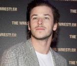 Première de The Wrestler au Gaumont Marignan, sur les Champs-Elysées : Gaspard Ulliel 