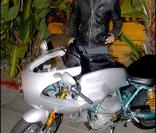 Ryan Reynolds fan de sa moto... 