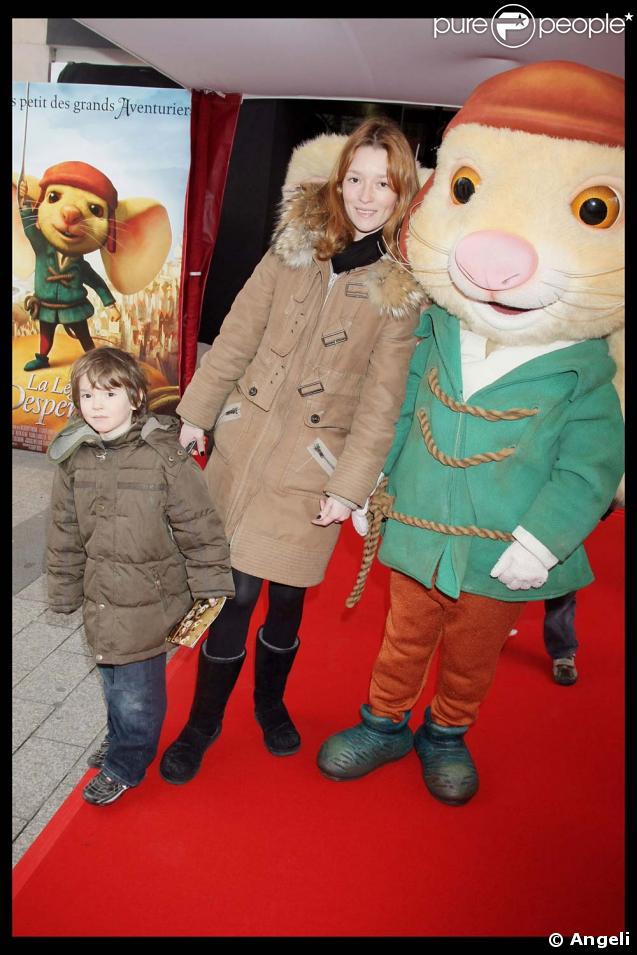 Audrey Marnay et son fils Aidyn à l'avant-première de La légende Despereaux le 8 février 2009, au Gaumont Marignan