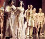 Lundi 9 février 2009 : Cléopâtre, la dernière reine d'Egypte donne sa générale devant un public qui compte de nombreux people.