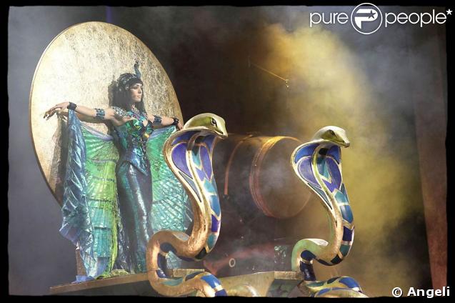 Lundi 9 février 2009 : Cléopâtre, la dernière reine d'Egypte donne sa générale devant un public qui compte de nombreux people.
