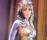 Lundi 9 février 2009 : Cléopâtre, la dernière reine d'Egypte donne sa générale devant un public qui compte de nombreux people.