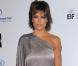 Lisa Rinna posséde ce don de mettre n'importe quoi en valeur. Même un bout de tissus gris.