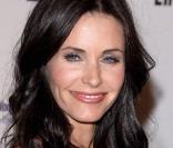 Courteney Cox, la femme de David Arquette, est (on le répéte encore...) tellement minouche ! Et bravo pour le décoletté ! 