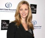Lisa Kudrow, inoubliable Phoebe Buffay, dans un ensemble noir veste-pantalon du meilleur effet... 