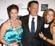 Le nouveau hot-dog à la mode : une saucisse de Tom Hanks entre une tranche de Rita Wilson et une de Sheryl Crow... Miam miam !