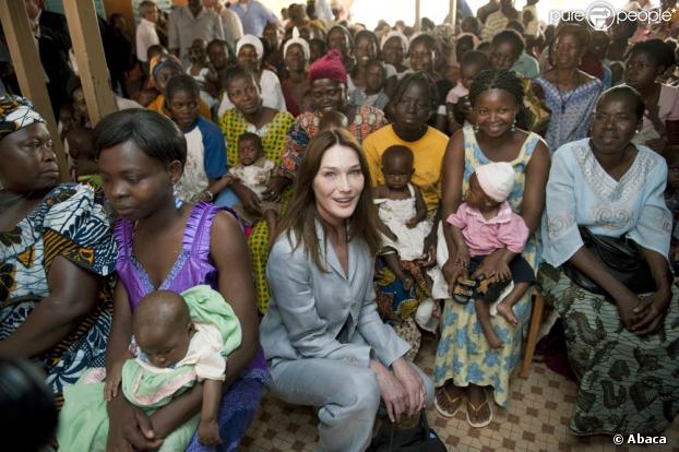 Carla Bruni au Burkina Faso, pour son premier voyage humanitaire...