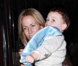 Sheryl Crow emmène son petit Wyatt au restaurant. 11/02/09