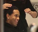 Ronaldinho dans un salon de coiffure milanais