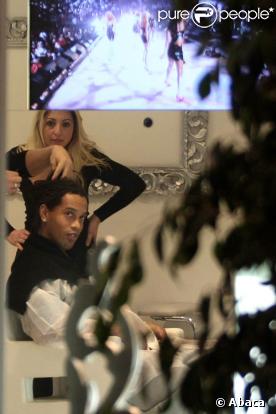 Ronaldinho dans un salon de coiffure milanais