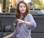 Miley Cyrus va boire un café avec une camarade. 11/02/09