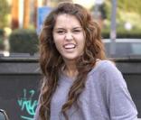 Miley Cyrus va boire un café avec une camarade. 11/02/09