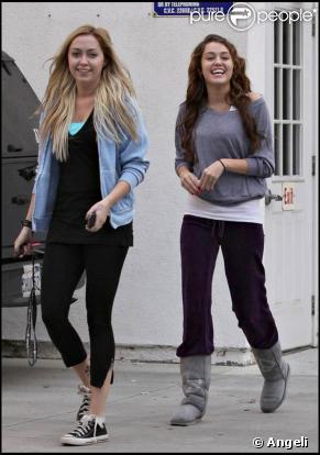 Miley Cyrus va boire un café avec une camarade. 11/02/09