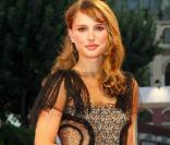 Natalie Portman tout en voile et transparence fait preuve d'une maturité sur tapis rouge... qui laisse coi 