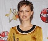 Natalie Portman, souvent récompensée, arborait à cette occasion une jolie robe moutarde et une coupe courte 
