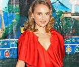 Natalie Portman peut la jouer sexy... Il suffit qu'elle dévoile un peu ses jambes et son décolleté grâce à une joli robe... rouge passion ! 
