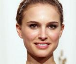 Natalie Portman... Fait rare : un décolleté indécent pour la belle souvent pudique... 