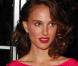 Natalie Portman en look flashy sage, avec cette robe courte rose bonbon, rehaussée d'un rouge à lèvres intense 