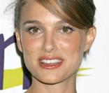 Natalie Portman, l'oeil vif et le regard intense, à l'image des grandes stars hollywoodiennes des années cinquante qu'elle admire tant... 