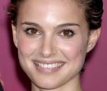 Natalie Portman, les cheveux courts et le visage épanoui, un style qui lui va bien ! 