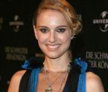 Natalie Portman, blonde et décolletée, pour le plus grand plaisir des participants de cette soirée Universal ! 