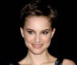 Natalie Portman affiche un petit air espiègle qui lui va à ravir ! 