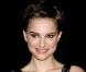 Natalie Portman affiche un petit air espiègle qui lui va à ravir ! 