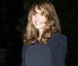 Natalie Portman très élégante dans une robe bleu-nuit resserrée d'un ruban violet 