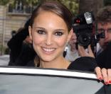 Natalie Portman s'échappe de la Fashion Week parisienne, mais toujours un regard et un sourire pour dire au revoir... 