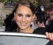 Natalie Portman s'échappe de la Fashion Week parisienne, mais toujours un regard et un sourire pour dire au revoir... 