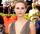 Natalie Portman ou la déesse par excellence, dans cette robe longue décolletée et cheveux tirés en arrière... juste magnifique ! 