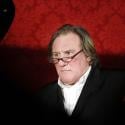 Le grand Gérard Depardieu... pris au piège entre deux femmes !