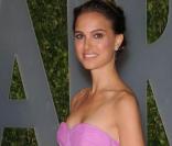 Natalie Portman pose à la soirée Vanity-Fair (soirée post-Oscars)