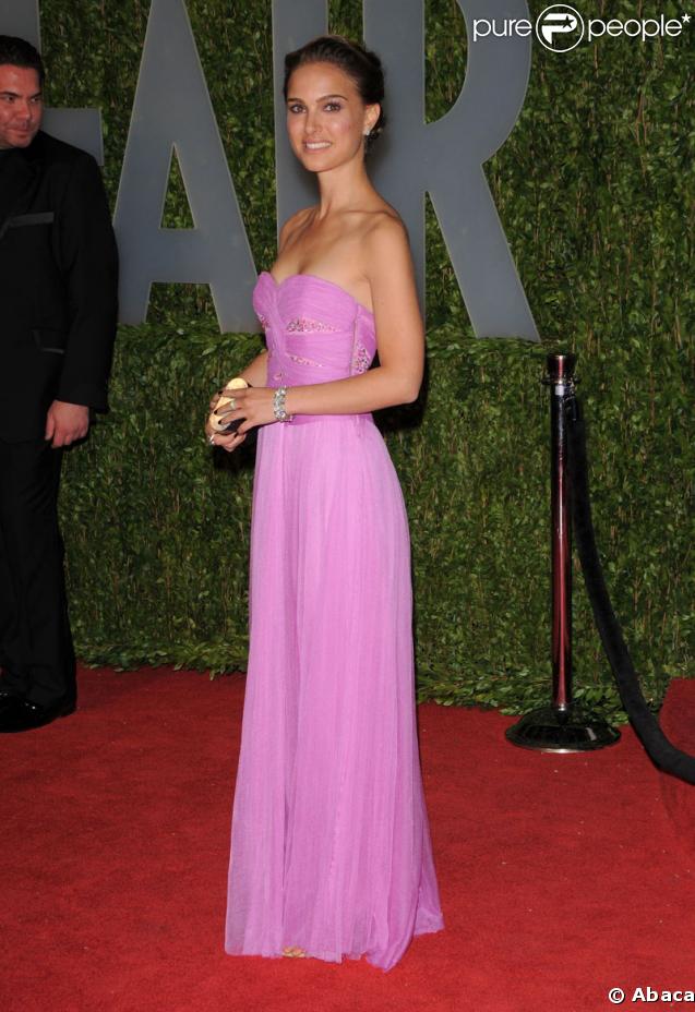 Natalie Portman pose à la soirée Vanity-Fair (soirée post-Oscars)