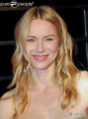 Naomi Watts pose à la soirée Vanity-Fair (soirée post-Oscars)