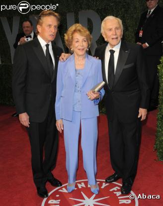 Michael Douglas pose avec son père Kirk et la seconde épouse de celui-ci, Anne Buydens, à la soirée Vanity-Fair (soirée post-Oscars)