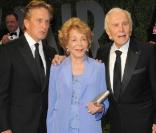Michael Douglas pose avec son père Kirk et la seconde épouse de celui-ci, Anne Buydens, à la soirée Vanity-Fair (soirée post-Oscars)
